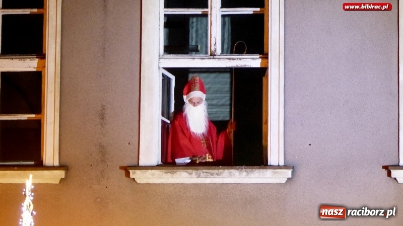 Zdjęcie w galerii na portalu naszraciborz.pl: Ostatnie wyjście Mikołaja, czyli biblioteka na Jarmarku Bożonarodzeniowym wiadomości z regionu