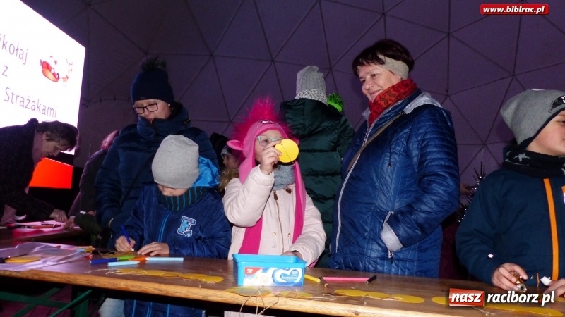 Zdjęcie w galerii na portalu naszraciborz.pl: Ostatnie wyjście Mikołaja, czyli biblioteka na Jarmarku Bożonarodzeniowym wiadomości z regionu