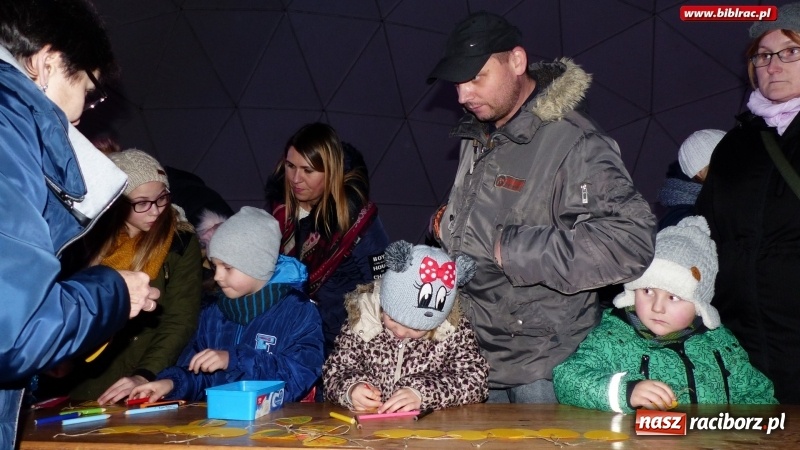 Zdjęcie w galerii na portalu naszraciborz.pl: Ostatnie wyjście Mikołaja, czyli biblioteka na Jarmarku Bożonarodzeniowym wiadomości z regionu