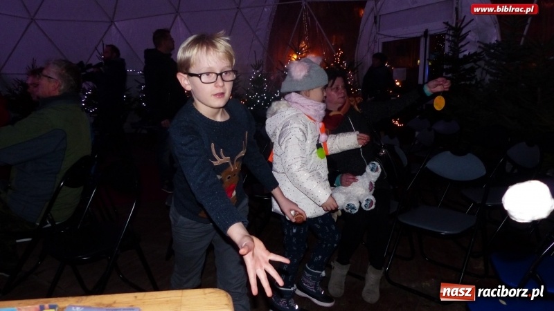 Zdjęcie w galerii na portalu naszraciborz.pl: Ostatnie wyjście Mikołaja, czyli biblioteka na Jarmarku Bożonarodzeniowym wiadomości z regionu