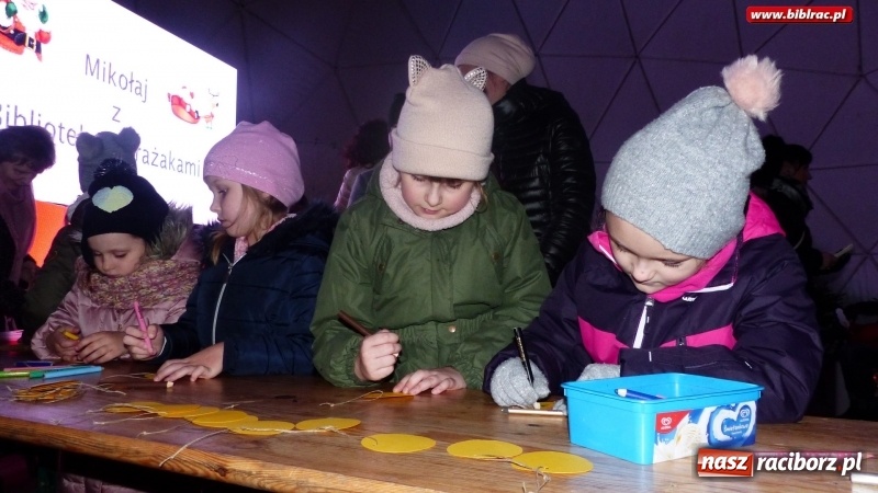 Zdjęcie w galerii na portalu naszraciborz.pl: Ostatnie wyjście Mikołaja, czyli biblioteka na Jarmarku Bożonarodzeniowym wiadomości z regionu