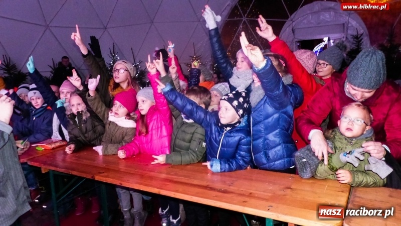 Zdjęcie w galerii na portalu naszraciborz.pl: Ostatnie wyjście Mikołaja, czyli biblioteka na Jarmarku Bożonarodzeniowym wiadomości z regionu