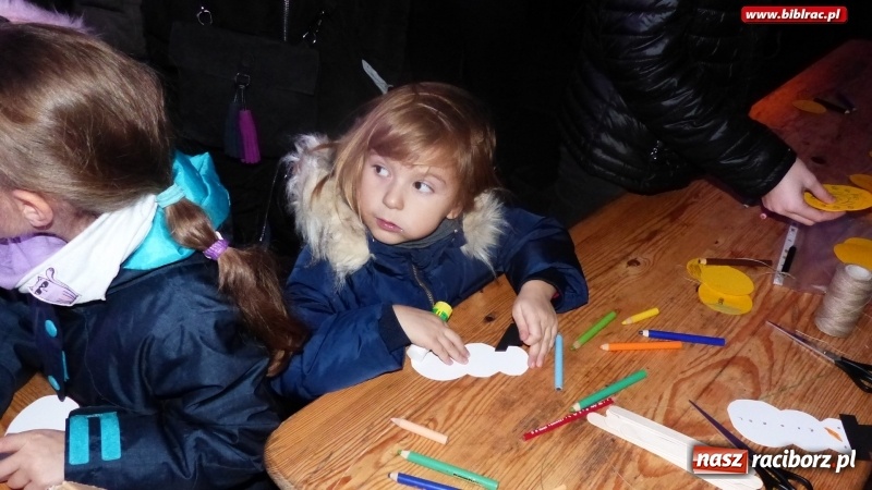 Zdjęcie w galerii na portalu naszraciborz.pl: Ostatnie wyjście Mikołaja, czyli biblioteka na Jarmarku Bożonarodzeniowym wiadomości z regionu