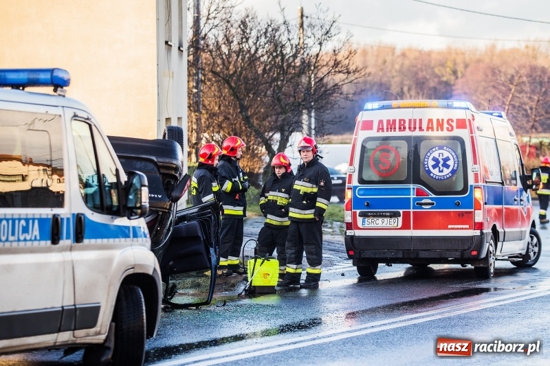 Zdjęcie w galerii na portalu naszraciborz.pl: Mercedes dachował na Kozielskiej wiadomości z regionu