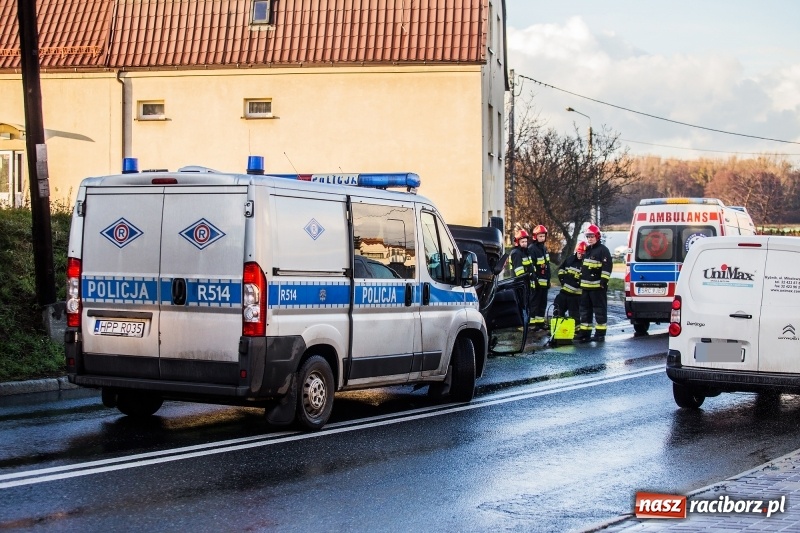 Zdjęcie w galerii na portalu naszraciborz.pl: Mercedes dachował na Kozielskiej wiadomości z regionu