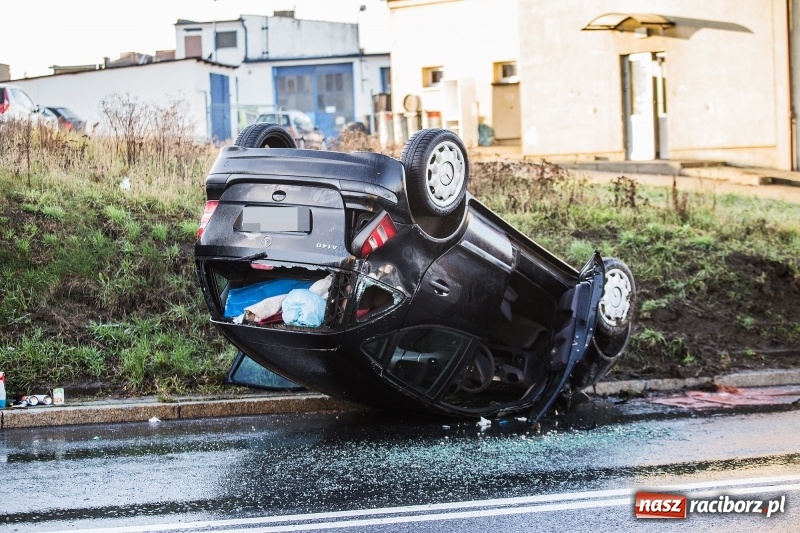 Zdjęcie w galerii na portalu naszraciborz.pl: Mercedes dachował na Kozielskiej wiadomości z regionu