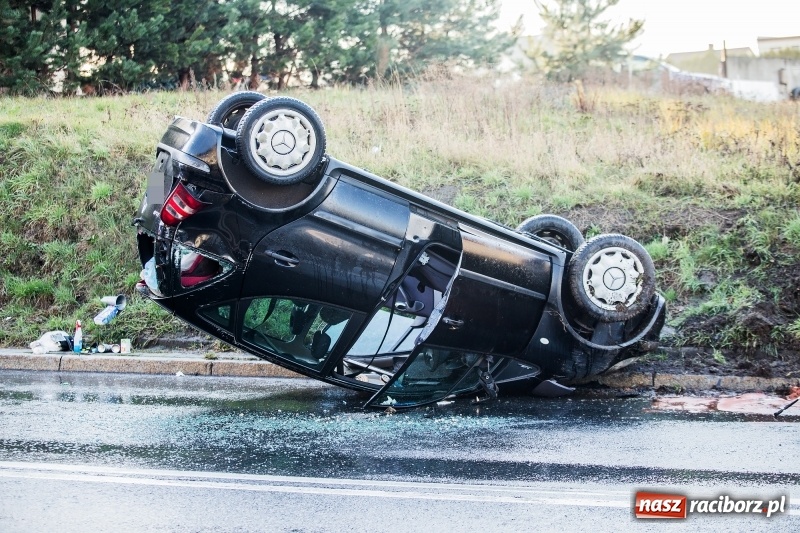 Zdjęcie w galerii na portalu naszraciborz.pl: Mercedes dachował na Kozielskiej wiadomości z regionu