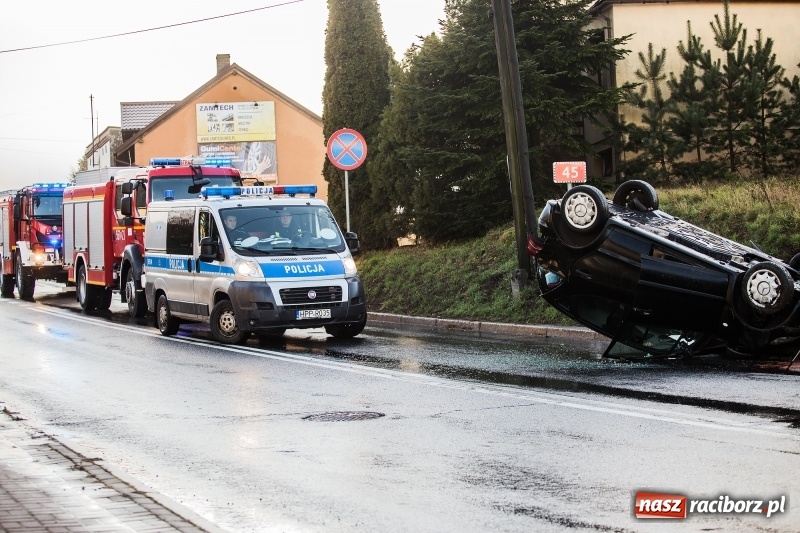 Zdjęcie w galerii na portalu naszraciborz.pl: Mercedes dachował na Kozielskiej wiadomości z regionu