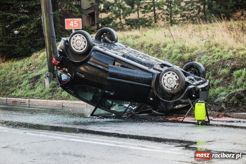 Zdjęcie w galerii na portalu naszraciborz.pl: Mercedes dachował na Kozielskiej wiadomości z regionu