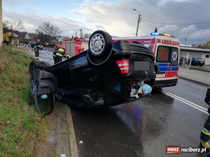 Zdjęcie w galerii na portalu naszraciborz.pl: Mercedes dachował na Kozielskiej wiadomości z regionu