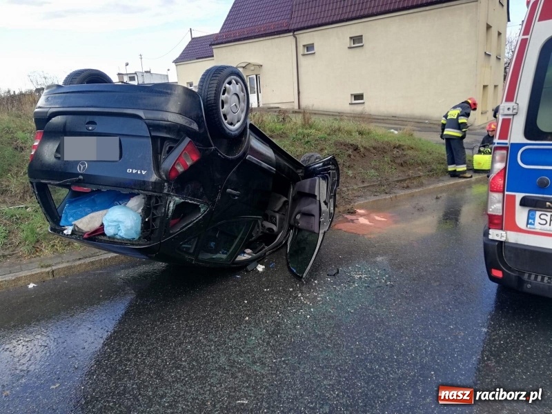 Zdjęcie w galerii na portalu naszraciborz.pl: Mercedes dachował na Kozielskiej wiadomości z regionu