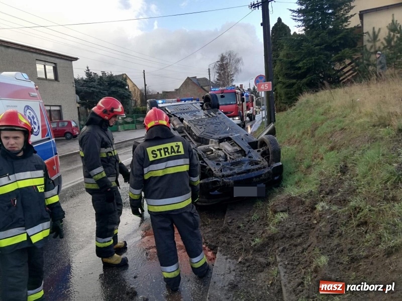 Zdjęcie w galerii na portalu naszraciborz.pl: Mercedes dachował na Kozielskiej wiadomości z regionu
