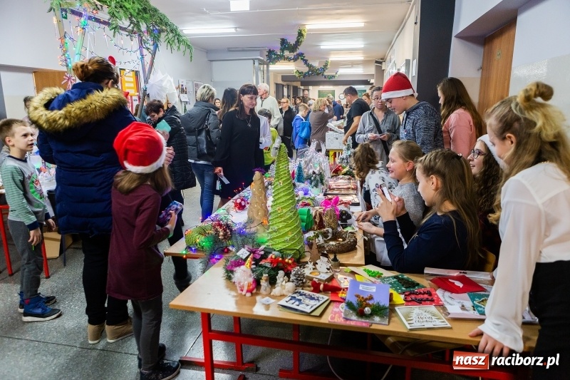 Zdjęcie w galerii na portalu naszraciborz.pl: Kiermasz świąteczny i kolędowanie w SP1 wiadomości z regionu
