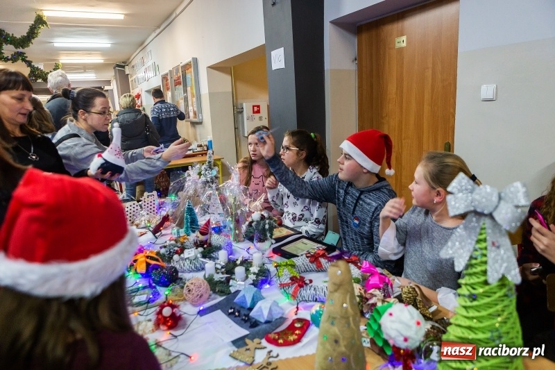 Zdjęcie w galerii na portalu naszraciborz.pl: Kiermasz świąteczny i kolędowanie w SP1 wiadomości z regionu