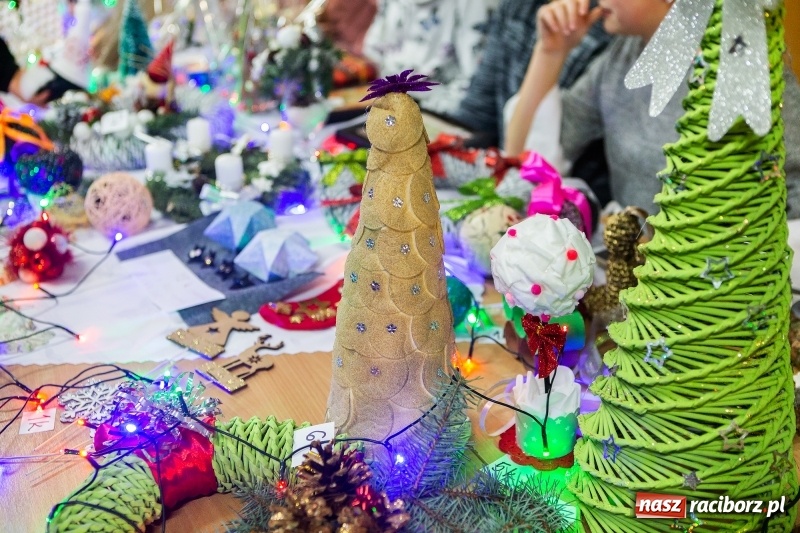 Zdjęcie w galerii na portalu naszraciborz.pl: Kiermasz świąteczny i kolędowanie w SP1 wiadomości z regionu