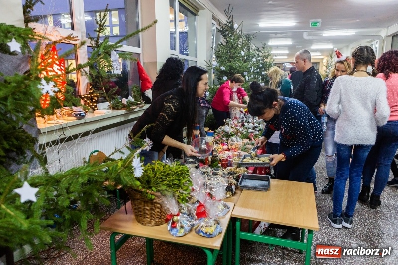 Zdjęcie w galerii na portalu naszraciborz.pl: Kiermasz świąteczny i kolędowanie w SP1 wiadomości z regionu