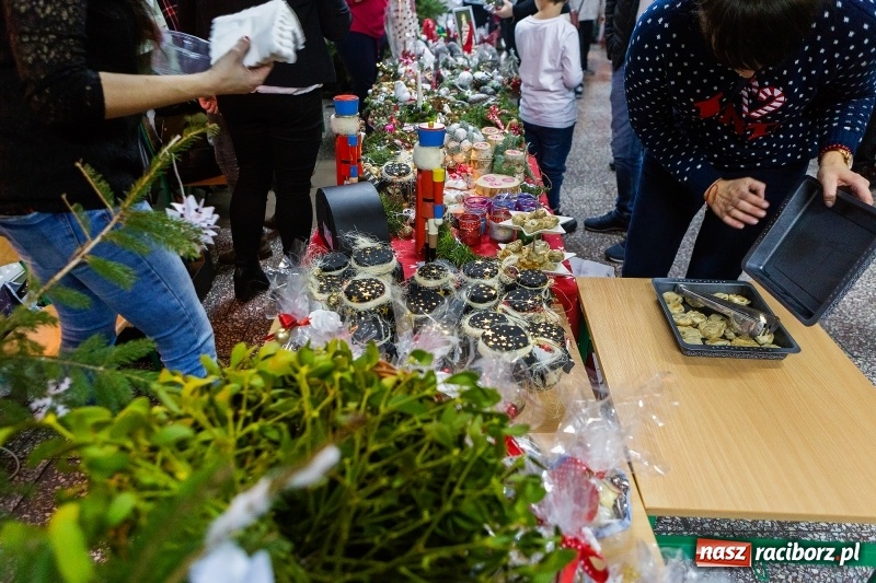 Zdjęcie w galerii na portalu naszraciborz.pl: Kiermasz świąteczny i kolędowanie w SP1 wiadomości z regionu