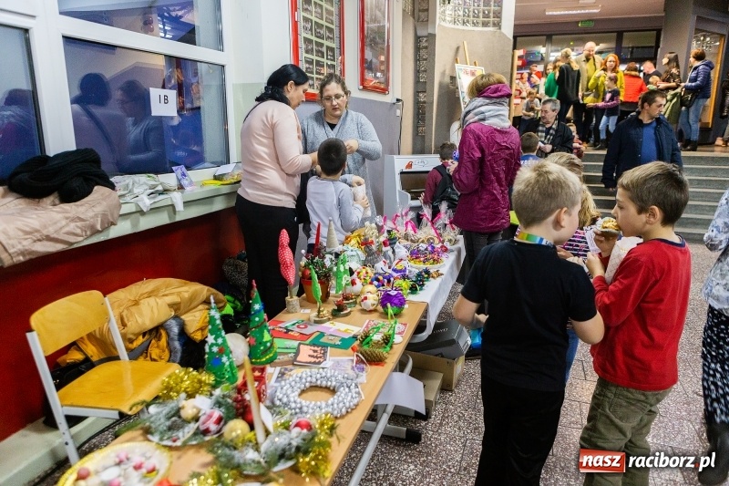 Zdjęcie w galerii na portalu naszraciborz.pl: Kiermasz świąteczny i kolędowanie w SP1 wiadomości z regionu