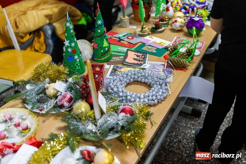 Zdjęcie w galerii na portalu naszraciborz.pl: Kiermasz świąteczny i kolędowanie w SP1 wiadomości z regionu