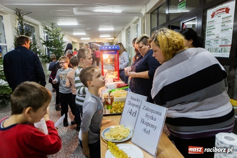 Zdjęcie w galerii na portalu naszraciborz.pl: Kiermasz świąteczny i kolędowanie w SP1 wiadomości z regionu