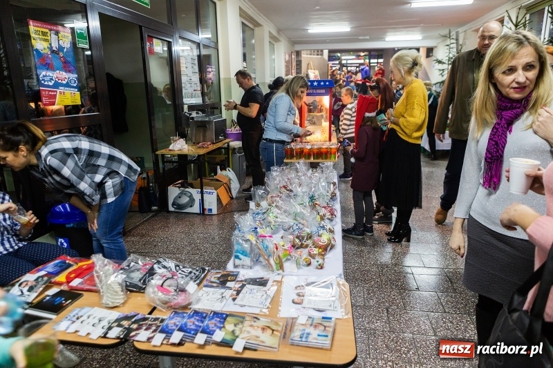 Zdjęcie w galerii na portalu naszraciborz.pl: Kiermasz świąteczny i kolędowanie w SP1 wiadomości z regionu