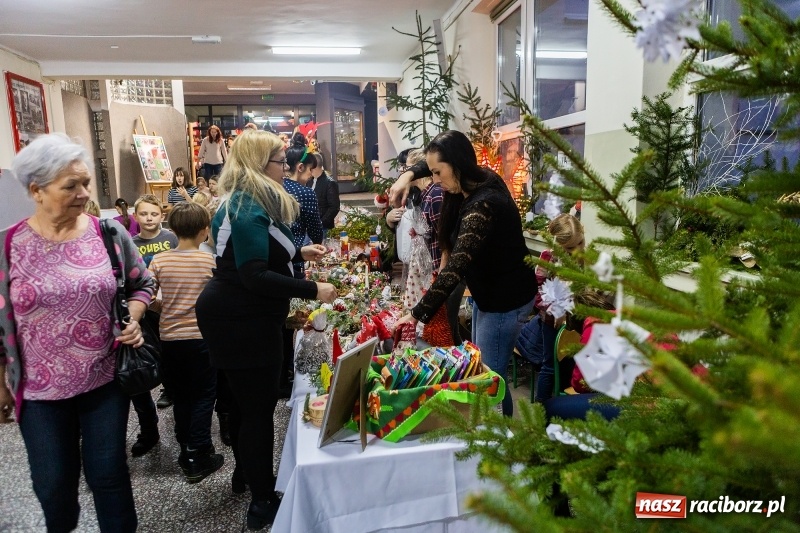 Zdjęcie w galerii na portalu naszraciborz.pl: Kiermasz świąteczny i kolędowanie w SP1 wiadomości z regionu