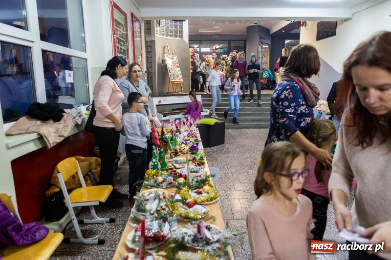 Zdjęcie w galerii na portalu naszraciborz.pl: Kiermasz świąteczny i kolędowanie w SP1 wiadomości z regionu