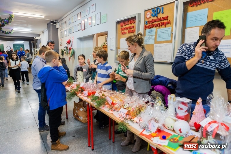 Zdjęcie w galerii na portalu naszraciborz.pl: Kiermasz świąteczny i kolędowanie w SP1 wiadomości z regionu