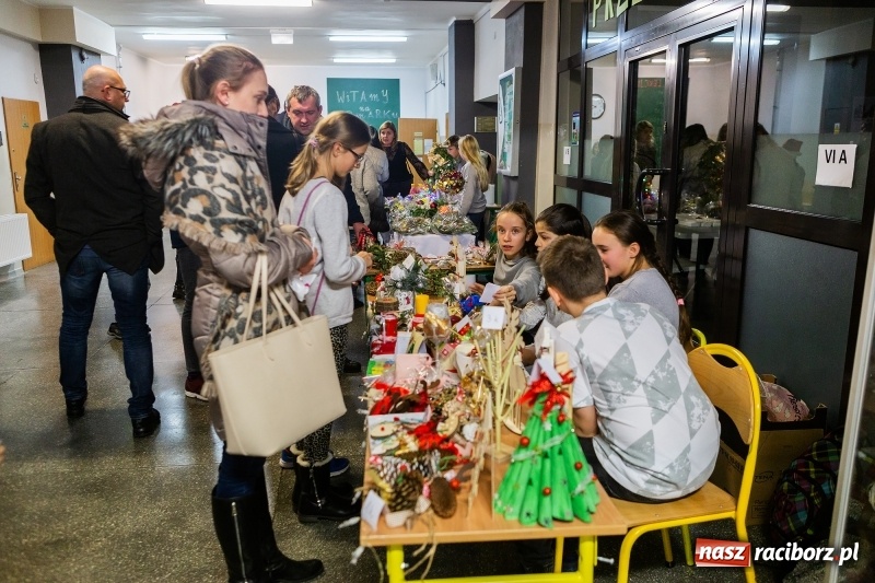 Zdjęcie w galerii na portalu naszraciborz.pl: Kiermasz świąteczny i kolędowanie w SP1 wiadomości z regionu