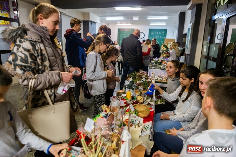Zdjęcie w galerii na portalu naszraciborz.pl: Kiermasz świąteczny i kolędowanie w SP1 wiadomości z regionu