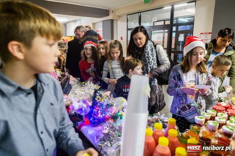 Zdjęcie w galerii na portalu naszraciborz.pl: Kiermasz świąteczny i kolędowanie w SP1 wiadomości z regionu