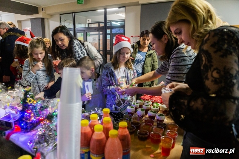 Zdjęcie w galerii na portalu naszraciborz.pl: Kiermasz świąteczny i kolędowanie w SP1 wiadomości z regionu