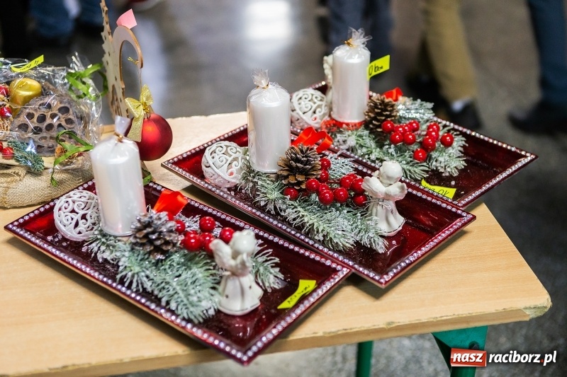 Zdjęcie w galerii na portalu naszraciborz.pl: Kiermasz świąteczny i kolędowanie w SP1 wiadomości z regionu