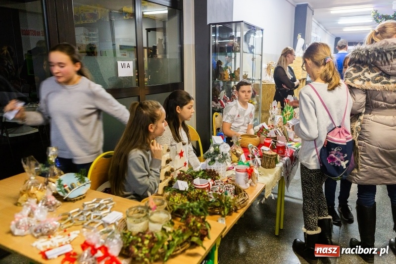 Zdjęcie w galerii na portalu naszraciborz.pl: Kiermasz świąteczny i kolędowanie w SP1 wiadomości z regionu