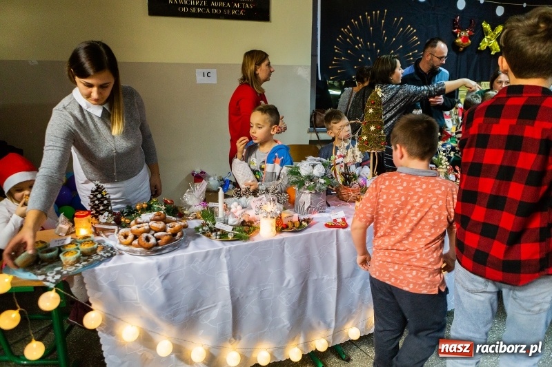 Zdjęcie w galerii na portalu naszraciborz.pl: Kiermasz świąteczny i kolędowanie w SP1 wiadomości z regionu