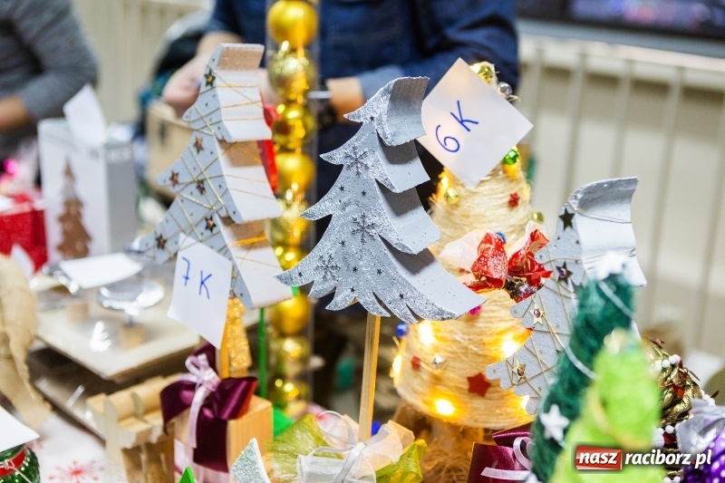 Zdjęcie w galerii na portalu naszraciborz.pl: Kiermasz świąteczny i kolędowanie w SP1 wiadomości z regionu