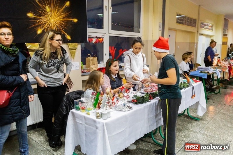 Zdjęcie w galerii na portalu naszraciborz.pl: Kiermasz świąteczny i kolędowanie w SP1 wiadomości z regionu