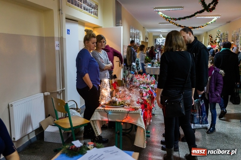 Zdjęcie w galerii na portalu naszraciborz.pl: Kiermasz świąteczny i kolędowanie w SP1 wiadomości z regionu