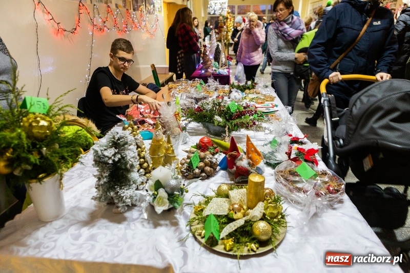 Zdjęcie w galerii na portalu naszraciborz.pl: Kiermasz świąteczny i kolędowanie w SP1 wiadomości z regionu