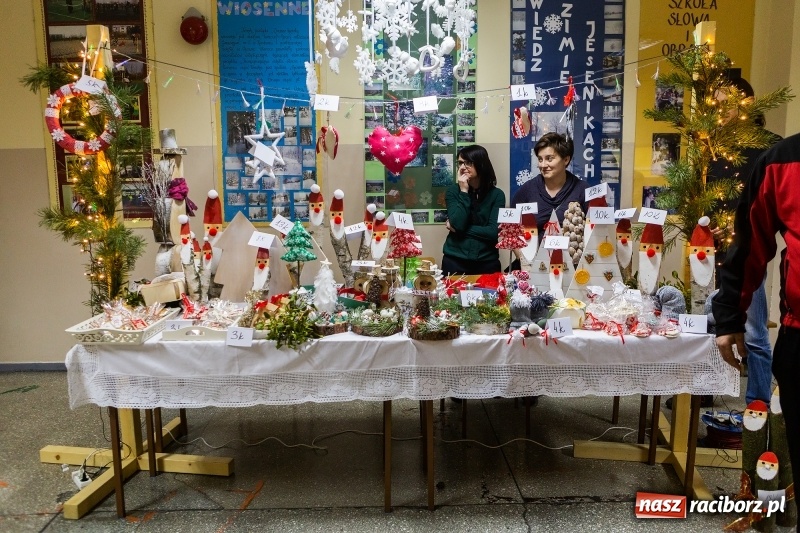 Zdjęcie w galerii na portalu naszraciborz.pl: Kiermasz świąteczny i kolędowanie w SP1 wiadomości z regionu