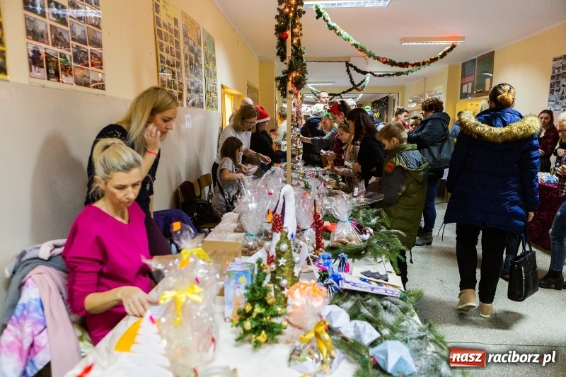 Zdjęcie w galerii na portalu naszraciborz.pl: Kiermasz świąteczny i kolędowanie w SP1 wiadomości z regionu