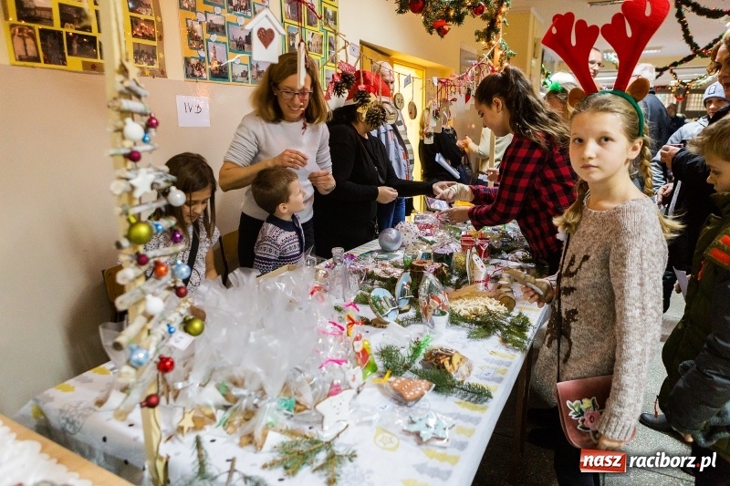 Zdjęcie w galerii na portalu naszraciborz.pl: Kiermasz świąteczny i kolędowanie w SP1 wiadomości z regionu