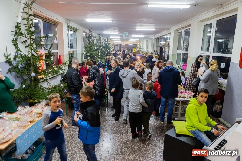 Zdjęcie w galerii na portalu naszraciborz.pl: Kiermasz świąteczny i kolędowanie w SP1 wiadomości z regionu