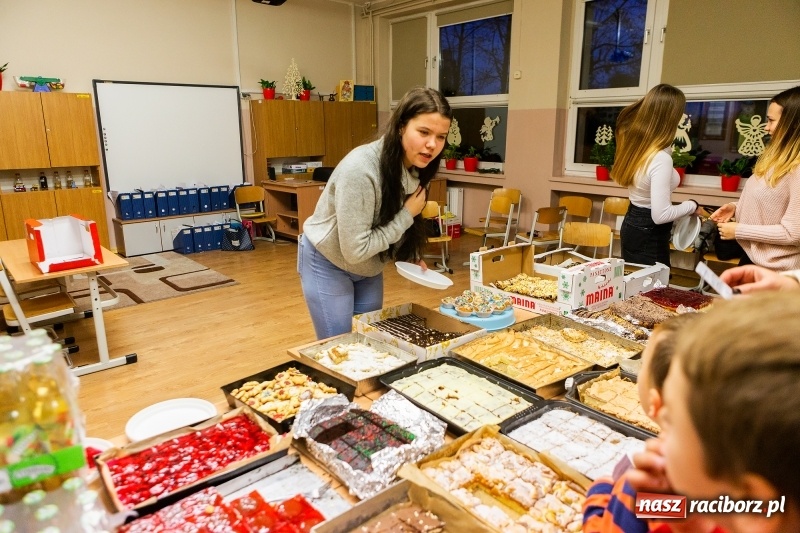 Zdjęcie w galerii na portalu naszraciborz.pl: Kiermasz świąteczny i kolędowanie w SP1 wiadomości z regionu