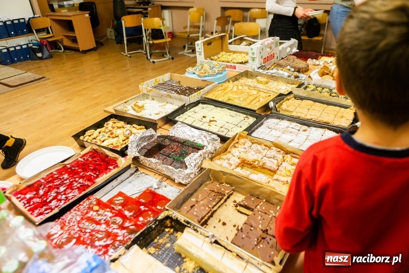 Zdjęcie w galerii na portalu naszraciborz.pl: Kiermasz świąteczny i kolędowanie w SP1 wiadomości z regionu