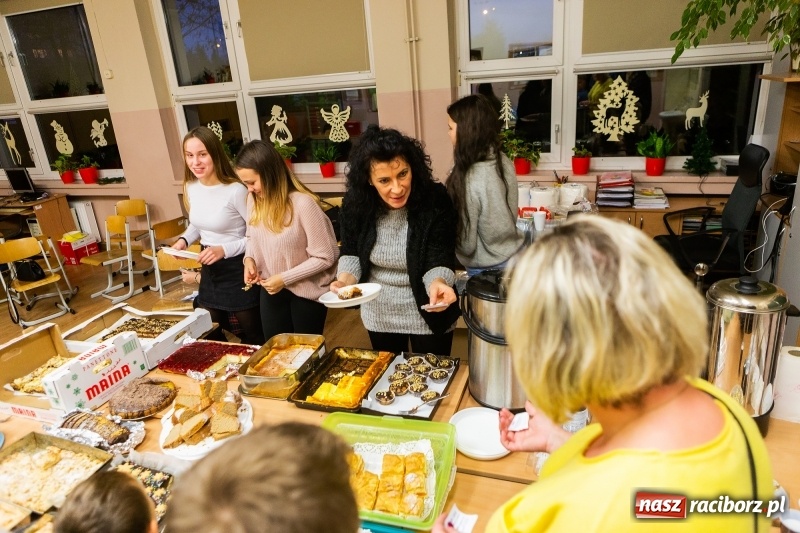 Zdjęcie w galerii na portalu naszraciborz.pl: Kiermasz świąteczny i kolędowanie w SP1 wiadomości z regionu