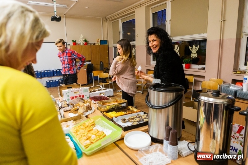 Zdjęcie w galerii na portalu naszraciborz.pl: Kiermasz świąteczny i kolędowanie w SP1 wiadomości z regionu
