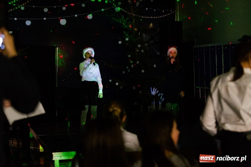 Zdjęcie w galerii na portalu naszraciborz.pl: Kiermasz świąteczny i kolędowanie w SP1 wiadomości z regionu