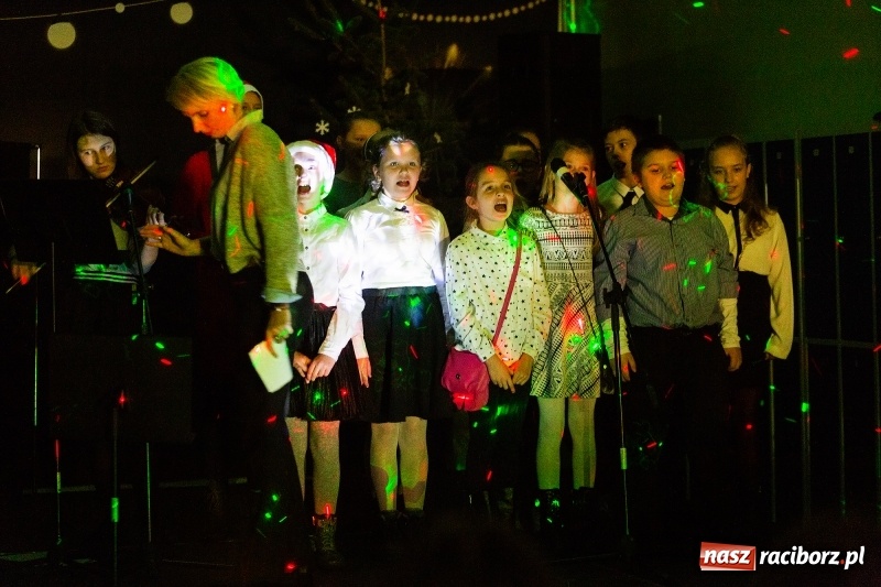 Zdjęcie w galerii na portalu naszraciborz.pl: Kiermasz świąteczny i kolędowanie w SP1 wiadomości z regionu
