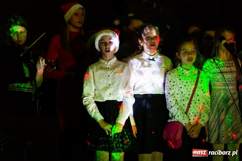 Zdjęcie w galerii na portalu naszraciborz.pl: Kiermasz świąteczny i kolędowanie w SP1 wiadomości z regionu